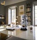 Ekspres kolbowy DeLonghi Dedica Style EC 685.M (1350W; kolor srebrny) (WYPRZEDAŻ)