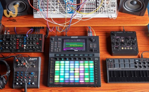AKAI FORCE - Samodzielny system produkcji muzycznej AKAI FORCE - Samodzielny system produkcji muzycznej